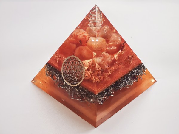 Orgonite pyramide cornaline fleur de vie argentée